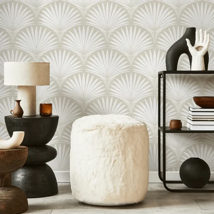 Art Deco Wallpaper Featuring A Fanned Palm Leaf Motif In Beige And Off-white – C019