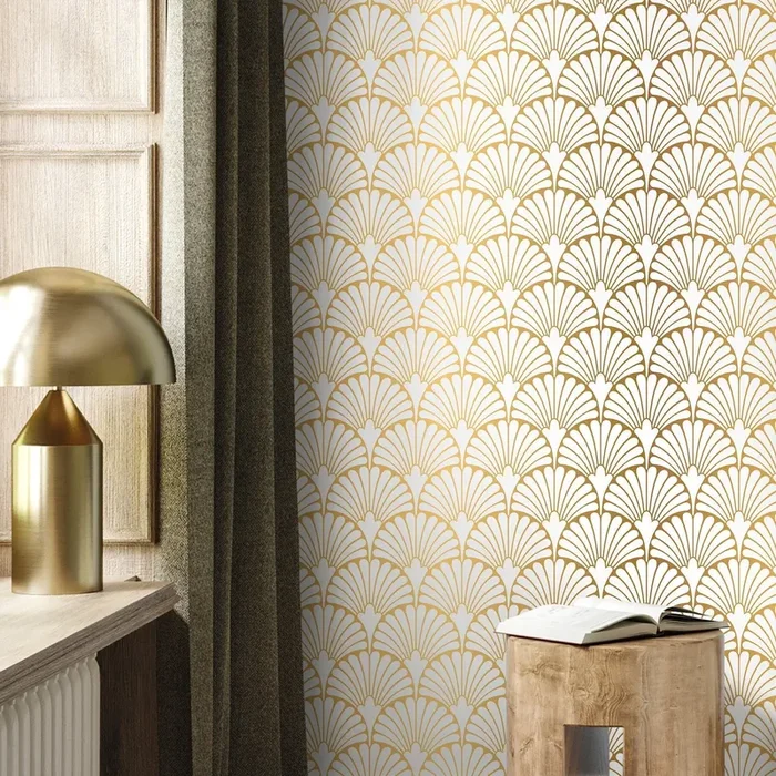 Art Deco Wallpaper With A Geometric Fan Pattern In Gold And White – A931