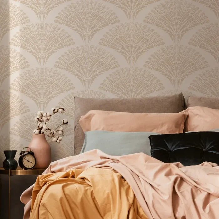 Art Deco Wallpaper With A Stylized Palm Frond Motif In Beige And Cream – C545