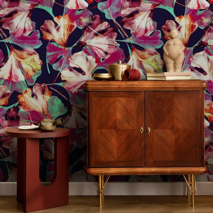Botanical Wallpaper With A Painterly Ginkgo Leaf Motif In Magenta, Teal, And Navy – B017