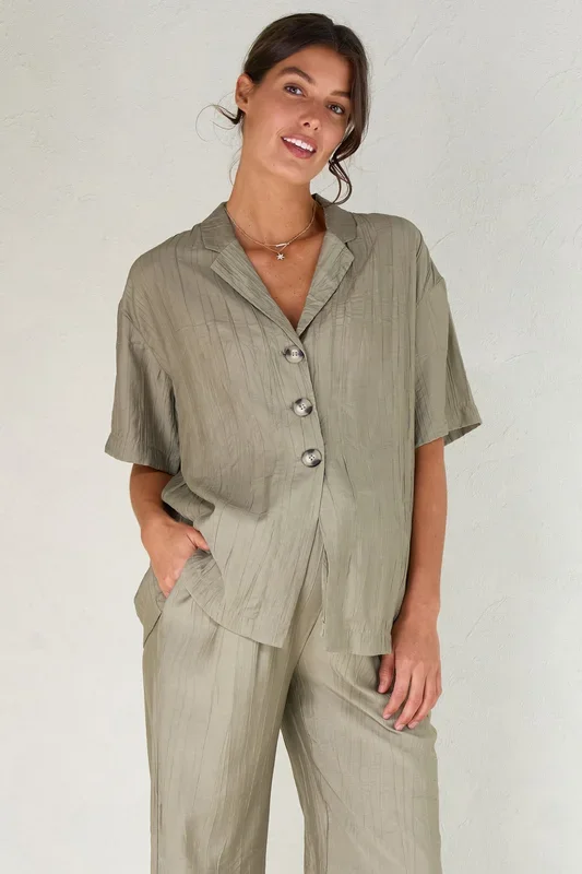 Ease Away Crinkle Shirt – Soft Khaki