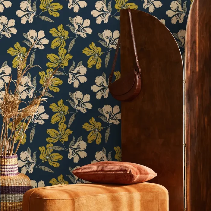 Floral Wallpaper With Stylized Blooms In Blue, Green, And Beige – A783