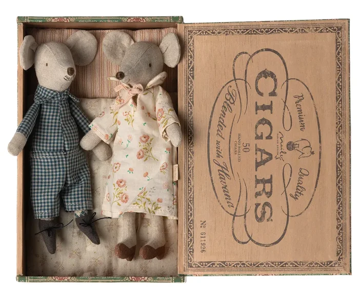 Grandma & Grandpa Mice in Cigarbox