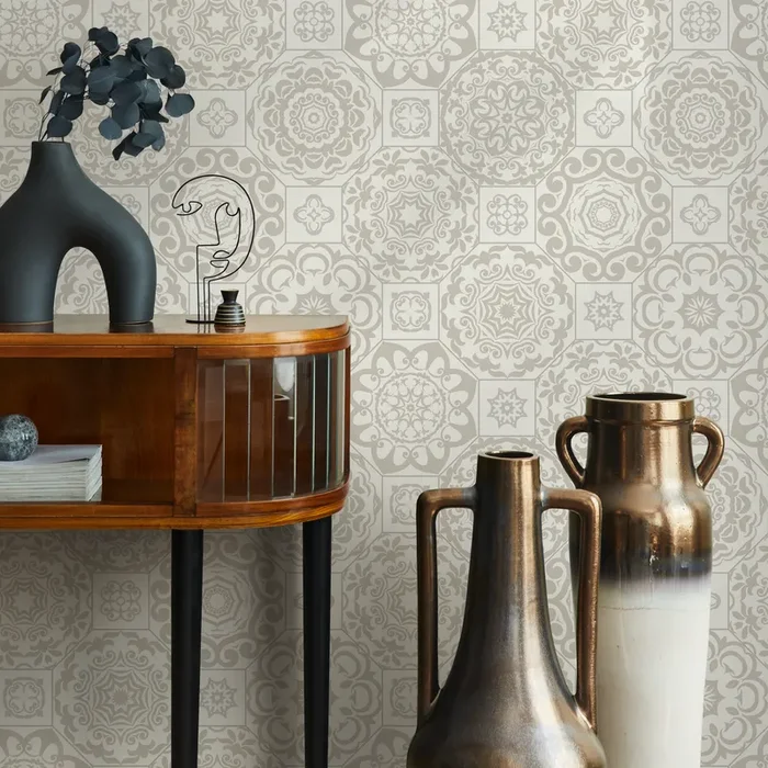Tile Wallpaper With Intricate Medallion Motifs In Beige And Off-white – C382