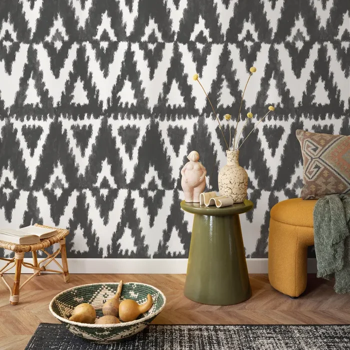 Tribal Wallpaper With A Bold Ikat-inspired Motif In Black And White – C851